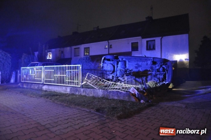 Zdjęcie w galerii na portalu naszraciborz.pl: Na mocnym gazie staranował ogrodzenie i dachował vw polo na prywatnej posesji przy Sudeckiej wiadomości z regionu