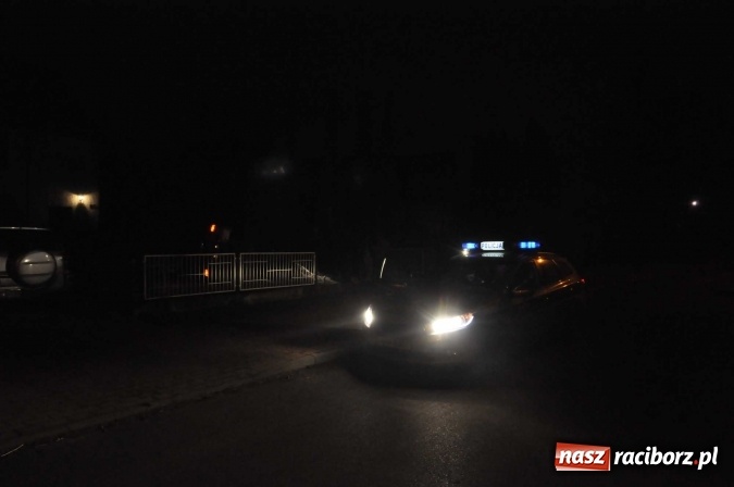 Zdjęcie w galerii na portalu naszraciborz.pl: Na mocnym gazie staranował ogrodzenie i dachował vw polo na prywatnej posesji przy Sudeckiej wiadomości z regionu