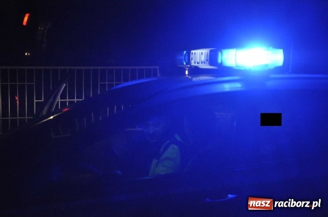 Zdjęcie w galerii na portalu naszraciborz.pl: Na mocnym gazie staranował ogrodzenie i dachował vw polo na prywatnej posesji przy Sudeckiej wiadomości z regionu