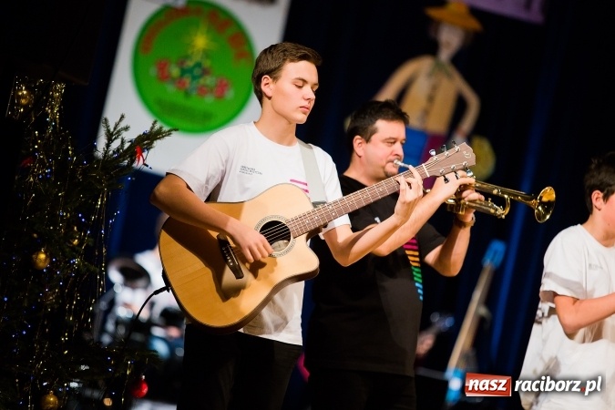 Zdjęcie w galerii na portalu naszraciborz.pl: Zgrana paka spod trzepaka - XVI Gwiazdka Serc za nami FOTOREPORTAŻ wiadomości z regionu