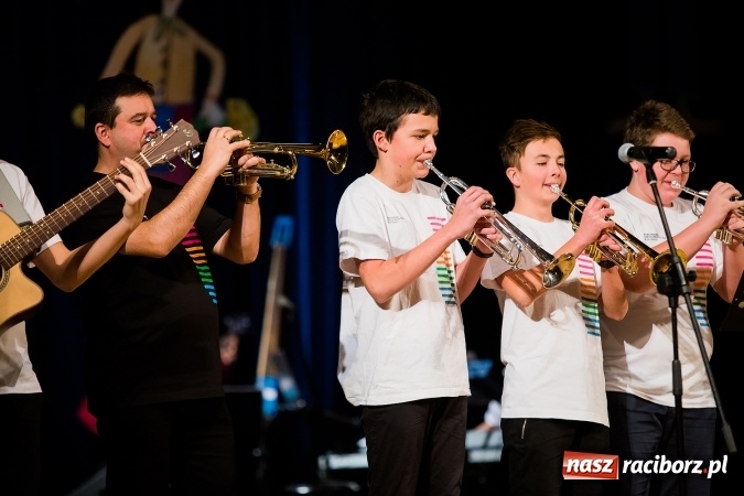 Zdjęcie w galerii na portalu naszraciborz.pl: Zgrana paka spod trzepaka - XVI Gwiazdka Serc za nami FOTOREPORTAŻ wiadomości z regionu