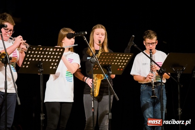 Zdjęcie w galerii na portalu naszraciborz.pl: Zgrana paka spod trzepaka - XVI Gwiazdka Serc za nami FOTOREPORTAŻ wiadomości z regionu