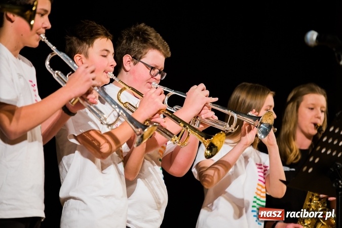 Zdjęcie w galerii na portalu naszraciborz.pl: Zgrana paka spod trzepaka - XVI Gwiazdka Serc za nami FOTOREPORTAŻ wiadomości z regionu