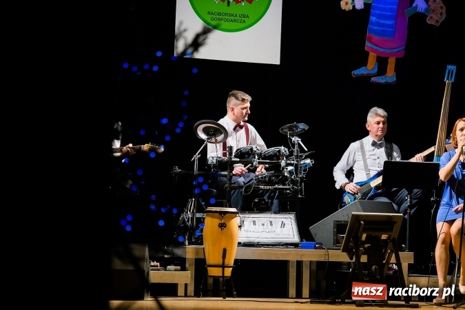 Zdjęcie w galerii na portalu naszraciborz.pl: Zgrana paka spod trzepaka - XVI Gwiazdka Serc za nami FOTOREPORTAŻ wiadomości z regionu