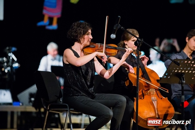 Zdjęcie w galerii na portalu naszraciborz.pl: Zgrana paka spod trzepaka - XVI Gwiazdka Serc za nami FOTOREPORTAŻ wiadomości z regionu