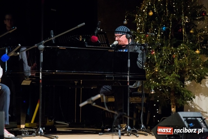 Zdjęcie w galerii na portalu naszraciborz.pl: Zgrana paka spod trzepaka - XVI Gwiazdka Serc za nami FOTOREPORTAŻ wiadomości z regionu