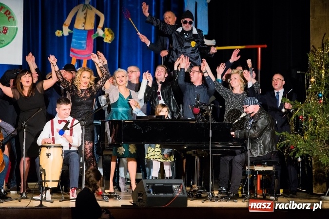 Zdjęcie w galerii na portalu naszraciborz.pl: Zgrana paka spod trzepaka - XVI Gwiazdka Serc za nami FOTOREPORTAŻ wiadomości z regionu