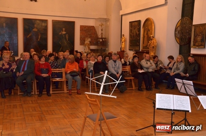 Zdjęcie w galerii na portalu naszraciborz.pl: Przedświąteczne muzyczne klimaty w Muzeum  wiadomości z regionu