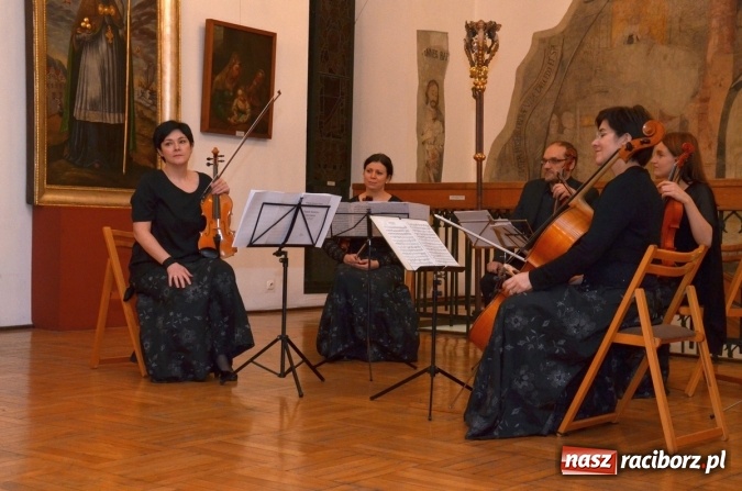 Zdjęcie w galerii na portalu naszraciborz.pl: Przedświąteczne muzyczne klimaty w Muzeum  wiadomości z regionu