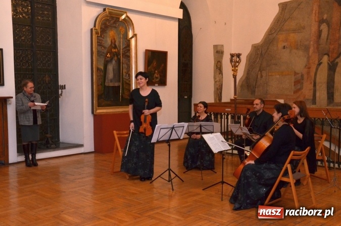 Zdjęcie w galerii na portalu naszraciborz.pl: Przedświąteczne muzyczne klimaty w Muzeum  wiadomości z regionu