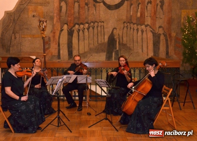 Zdjęcie w galerii na portalu naszraciborz.pl: Przedświąteczne muzyczne klimaty w Muzeum  wiadomości z regionu