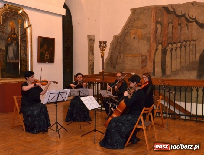 Zdjęcie w galerii na portalu naszraciborz.pl: Przedświąteczne muzyczne klimaty w Muzeum  wiadomości z regionu