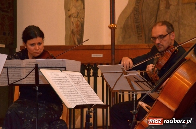 Zdjęcie w galerii na portalu naszraciborz.pl: Przedświąteczne muzyczne klimaty w Muzeum  wiadomości z regionu