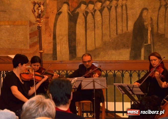 Zdjęcie w galerii na portalu naszraciborz.pl: Przedświąteczne muzyczne klimaty w Muzeum  wiadomości z regionu