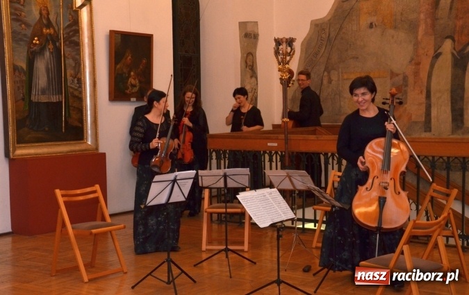 Zdjęcie w galerii na portalu naszraciborz.pl: Przedświąteczne muzyczne klimaty w Muzeum  wiadomości z regionu