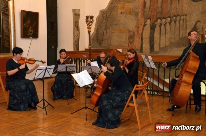 Zdjęcie w galerii na portalu naszraciborz.pl: Przedświąteczne muzyczne klimaty w Muzeum  wiadomości z regionu