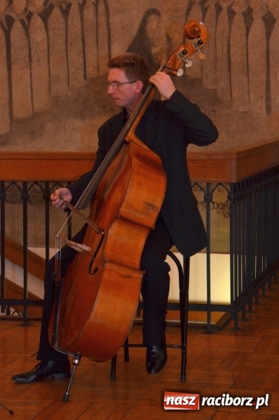 Zdjęcie w galerii na portalu naszraciborz.pl: Przedświąteczne muzyczne klimaty w Muzeum  wiadomości z regionu