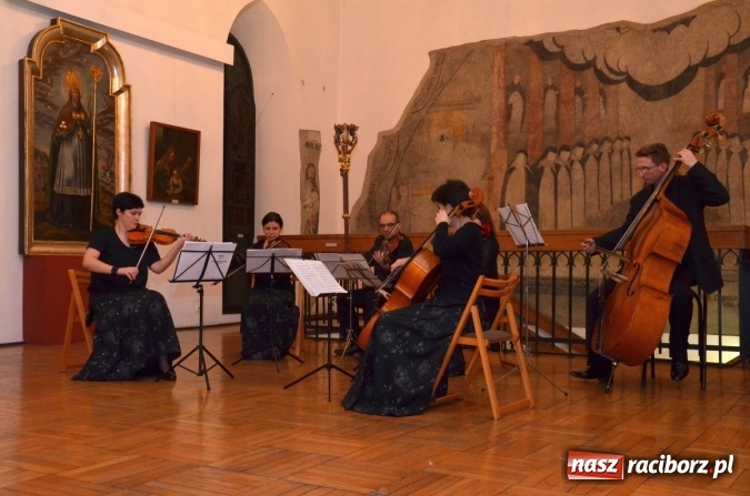 Zdjęcie w galerii na portalu naszraciborz.pl: Przedświąteczne muzyczne klimaty w Muzeum  wiadomości z regionu