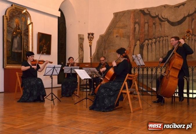 Zdjęcie w galerii na portalu naszraciborz.pl: Przedświąteczne muzyczne klimaty w Muzeum  wiadomości z regionu