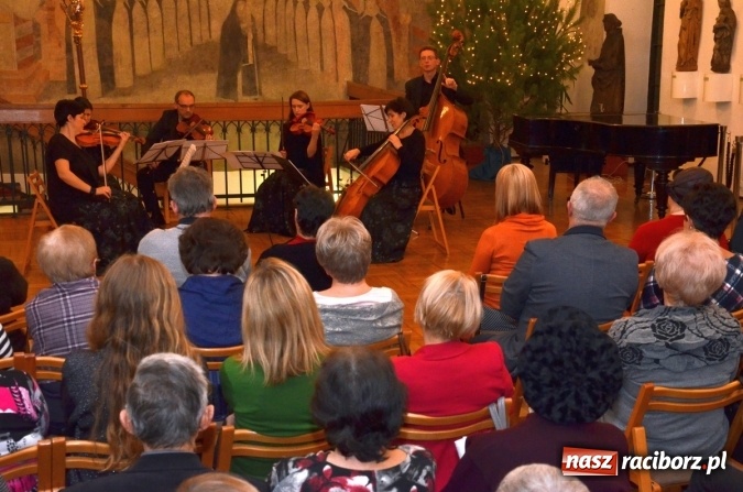 Zdjęcie w galerii na portalu naszraciborz.pl: Przedświąteczne muzyczne klimaty w Muzeum  wiadomości z regionu