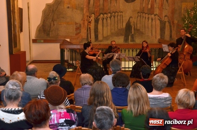 Zdjęcie w galerii na portalu naszraciborz.pl: Przedświąteczne muzyczne klimaty w Muzeum  wiadomości z regionu