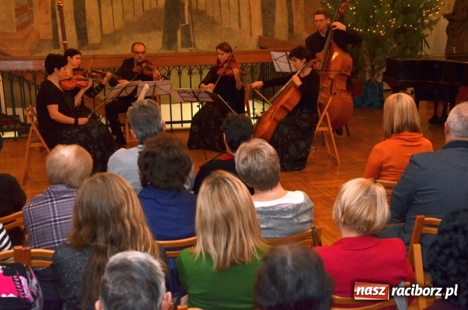 Zdjęcie w galerii na portalu naszraciborz.pl: Przedświąteczne muzyczne klimaty w Muzeum  wiadomości z regionu