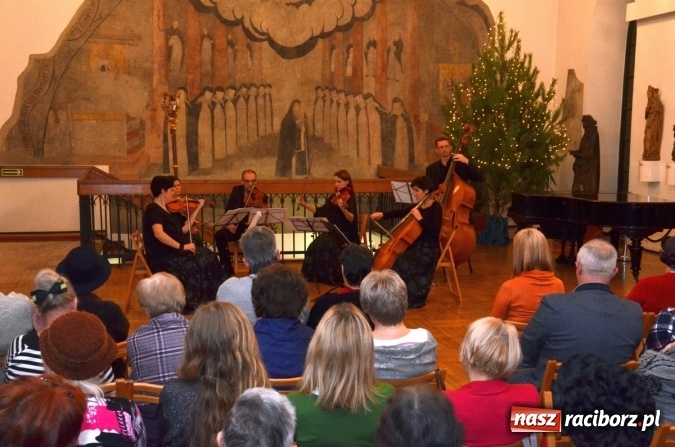 Zdjęcie w galerii na portalu naszraciborz.pl: Przedświąteczne muzyczne klimaty w Muzeum  wiadomości z regionu