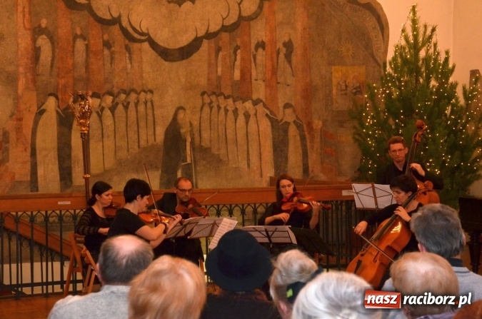 Zdjęcie w galerii na portalu naszraciborz.pl: Przedświąteczne muzyczne klimaty w Muzeum  wiadomości z regionu