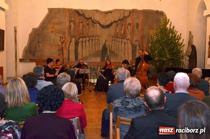 Zdjęcie w galerii na portalu naszraciborz.pl: Przedświąteczne muzyczne klimaty w Muzeum  wiadomości z regionu