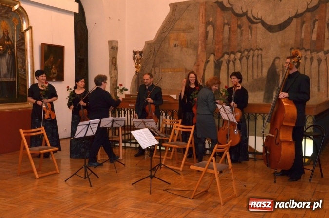 Zdjęcie w galerii na portalu naszraciborz.pl: Przedświąteczne muzyczne klimaty w Muzeum  wiadomości z regionu