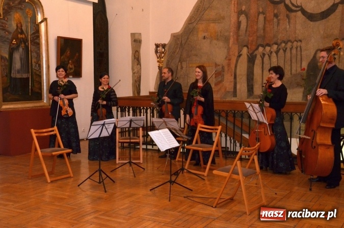 Zdjęcie w galerii na portalu naszraciborz.pl: Przedświąteczne muzyczne klimaty w Muzeum  wiadomości z regionu