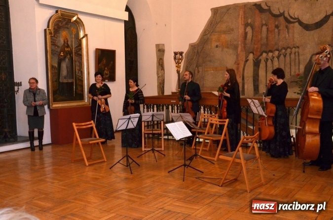 Zdjęcie w galerii na portalu naszraciborz.pl: Przedświąteczne muzyczne klimaty w Muzeum  wiadomości z regionu