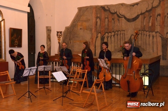 Zdjęcie w galerii na portalu naszraciborz.pl: Przedświąteczne muzyczne klimaty w Muzeum  wiadomości z regionu