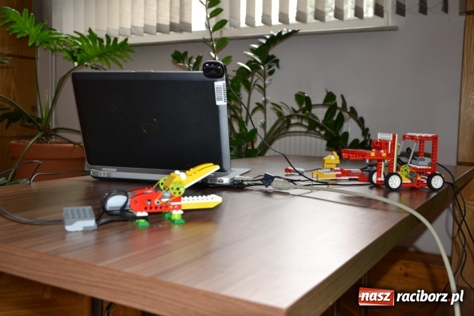 Zdjęcie w galerii na portalu naszraciborz.pl: Zagadki Lego Robotyki, czyli kolejny wykład Uniwersytetu Dziecięcego w Krzyżanowicach  wiadomości z regionu