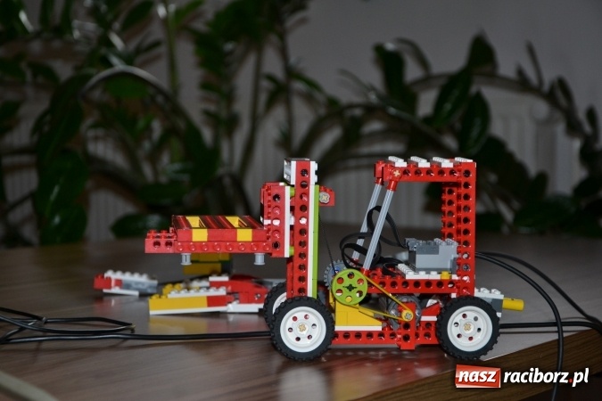 Zdjęcie w galerii na portalu naszraciborz.pl: Zagadki Lego Robotyki, czyli kolejny wykład Uniwersytetu Dziecięcego w Krzyżanowicach  wiadomości z regionu
