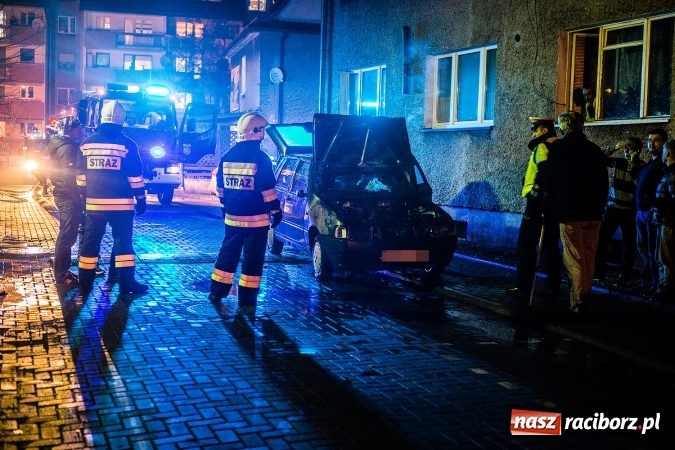 Zdjęcie w galerii na portalu naszraciborz.pl: Ze strażackiego Mikołaja prosto do akcji. Na Chorzowskiej zapalił się fiat uno wiadomości z regionu