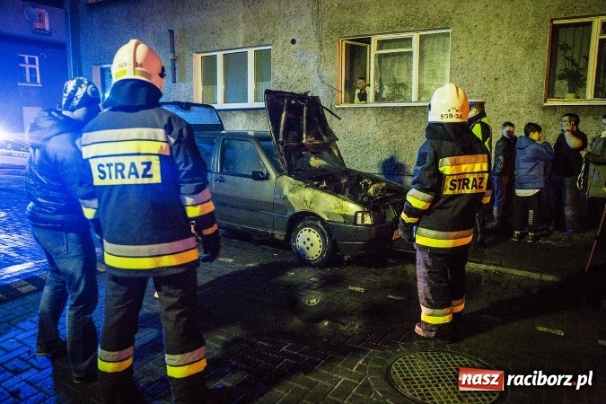Zdjęcie w galerii na portalu naszraciborz.pl: Ze strażackiego Mikołaja prosto do akcji. Na Chorzowskiej zapalił się fiat uno wiadomości z regionu