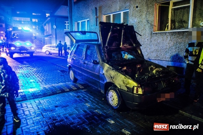 Zdjęcie w galerii na portalu naszraciborz.pl: Ze strażackiego Mikołaja prosto do akcji. Na Chorzowskiej zapalił się fiat uno wiadomości z regionu