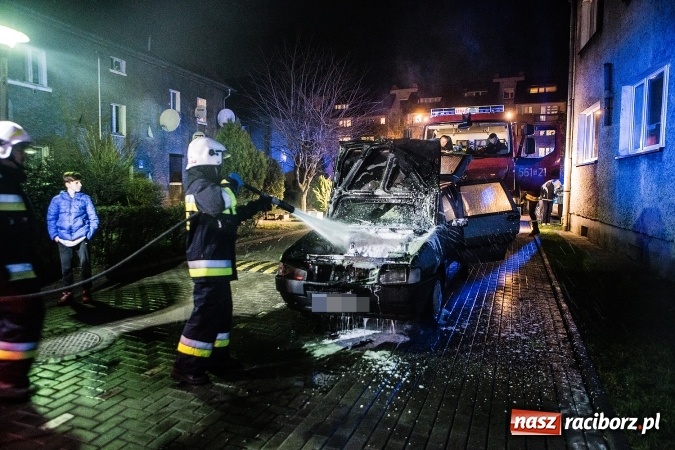 Zdjęcie w galerii na portalu naszraciborz.pl: Ze strażackiego Mikołaja prosto do akcji. Na Chorzowskiej zapalił się fiat uno wiadomości z regionu