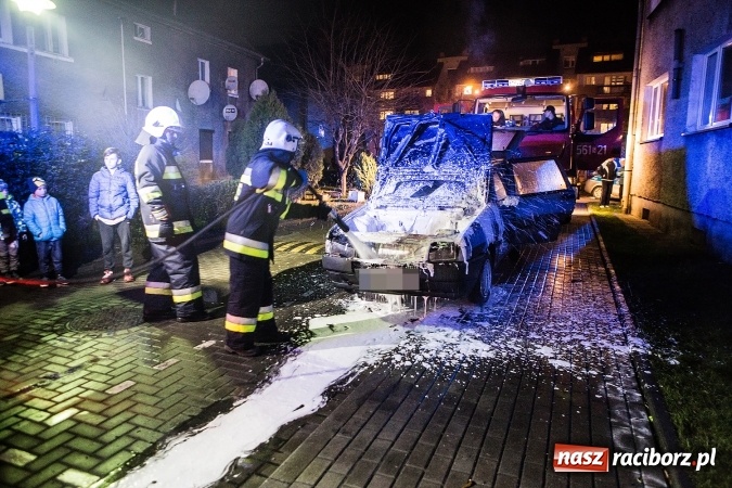Zdjęcie w galerii na portalu naszraciborz.pl: Ze strażackiego Mikołaja prosto do akcji. Na Chorzowskiej zapalił się fiat uno wiadomości z regionu