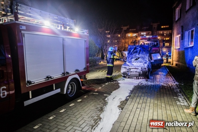 Zdjęcie w galerii na portalu naszraciborz.pl: Ze strażackiego Mikołaja prosto do akcji. Na Chorzowskiej zapalił się fiat uno wiadomości z regionu