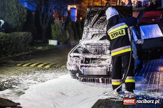 Zdjęcie w galerii na portalu naszraciborz.pl: Ze strażackiego Mikołaja prosto do akcji. Na Chorzowskiej zapalił się fiat uno wiadomości z regionu
