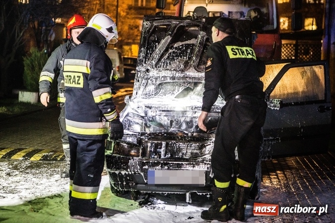 Zdjęcie w galerii na portalu naszraciborz.pl: Ze strażackiego Mikołaja prosto do akcji. Na Chorzowskiej zapalił się fiat uno wiadomości z regionu