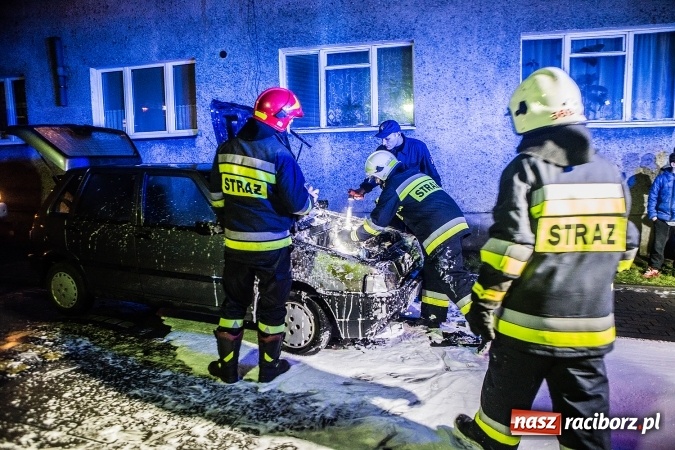 Zdjęcie w galerii na portalu naszraciborz.pl: Ze strażackiego Mikołaja prosto do akcji. Na Chorzowskiej zapalił się fiat uno wiadomości z regionu