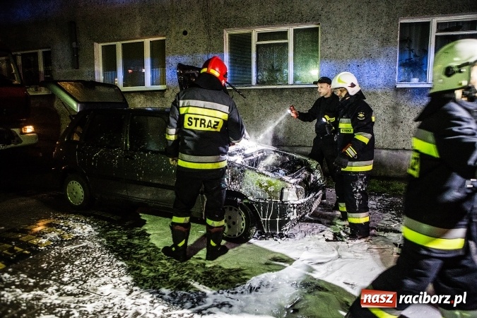 Zdjęcie w galerii na portalu naszraciborz.pl: Ze strażackiego Mikołaja prosto do akcji. Na Chorzowskiej zapalił się fiat uno wiadomości z regionu