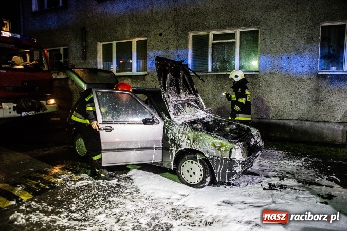 Zdjęcie w galerii na portalu naszraciborz.pl: Ze strażackiego Mikołaja prosto do akcji. Na Chorzowskiej zapalił się fiat uno wiadomości z regionu
