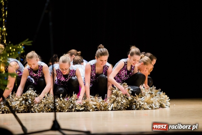 Zdjęcie w galerii na portalu naszraciborz.pl: Zesp&oacute;ł Taneczny Łężczok ma już dwadzieścia lat. Urodziny świętował hucznie podczas gali w Raciborskim Centrum Kultury wiadomości z regionu