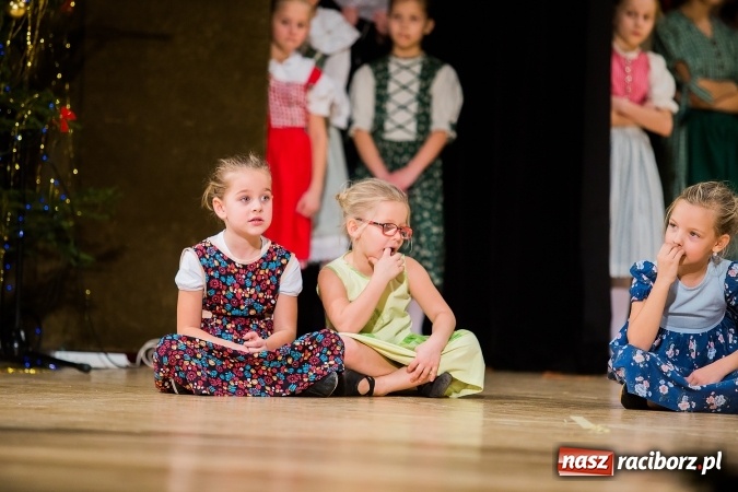 Zdjęcie w galerii na portalu naszraciborz.pl: Zesp&oacute;ł Taneczny Łężczok ma już dwadzieścia lat. Urodziny świętował hucznie podczas gali w Raciborskim Centrum Kultury wiadomości z regionu