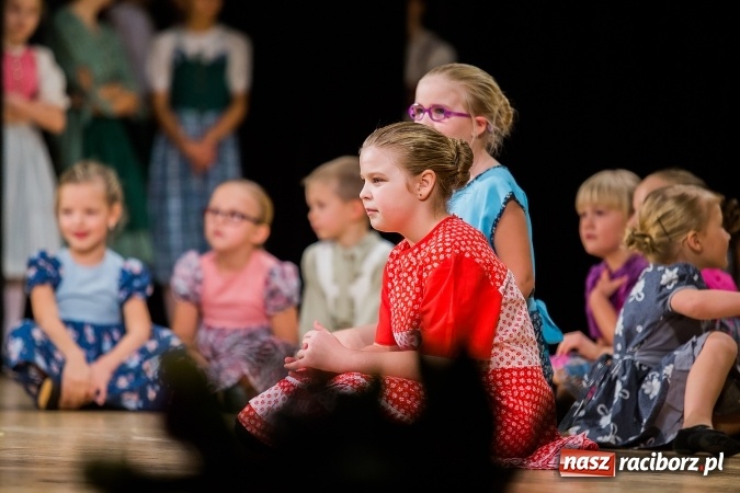 Zdjęcie w galerii na portalu naszraciborz.pl: Zesp&oacute;ł Taneczny Łężczok ma już dwadzieścia lat. Urodziny świętował hucznie podczas gali w Raciborskim Centrum Kultury wiadomości z regionu