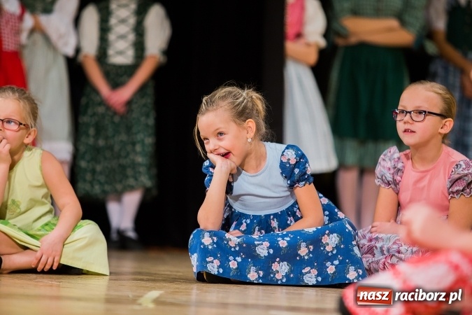 Zdjęcie w galerii na portalu naszraciborz.pl: Zesp&oacute;ł Taneczny Łężczok ma już dwadzieścia lat. Urodziny świętował hucznie podczas gali w Raciborskim Centrum Kultury wiadomości z regionu